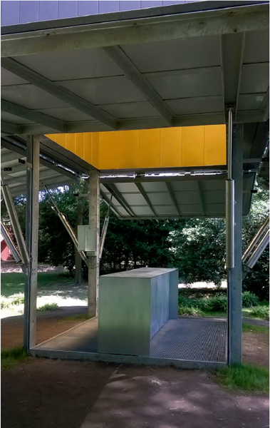 En la estructura del altar de la capilla de Sean Godsell está clavado un pequeño atril. El interior del paralelepípedo es de color dorado