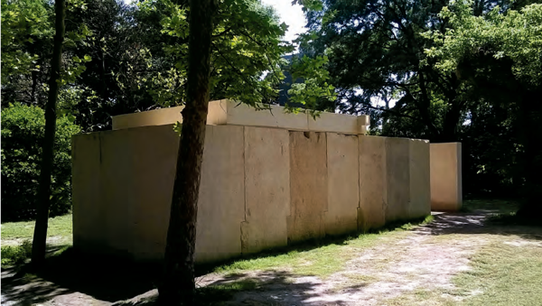 La capilla de Eduardo Souto de Moura es un recinto cerrado por bloques modulares de piedra de Vicenza, cubierto parcialmente por dos losas monolíticas