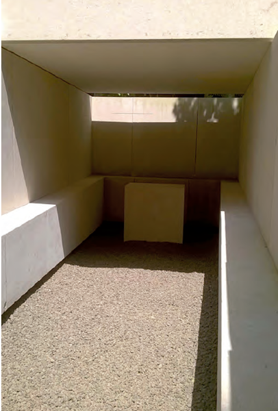 Al interior de la capilla de Souto de Moura, un banco que recorre el perímetro envuelve un sencillo altar que tiene una cruz grabada en la parte inferior