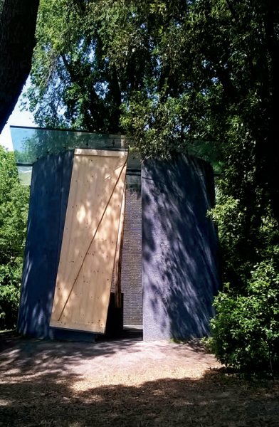La capilla de Smiljan Radic es un cono de paredes finas, con una gran puerta de madera, y el techo cubierto por un plano de vidrio