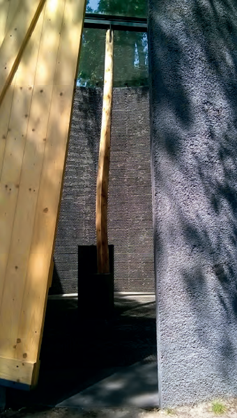 Las paredes interiores de la capilla de Radic tienen una textura muy particular porque fueron recubiertas con plástico de burbujas