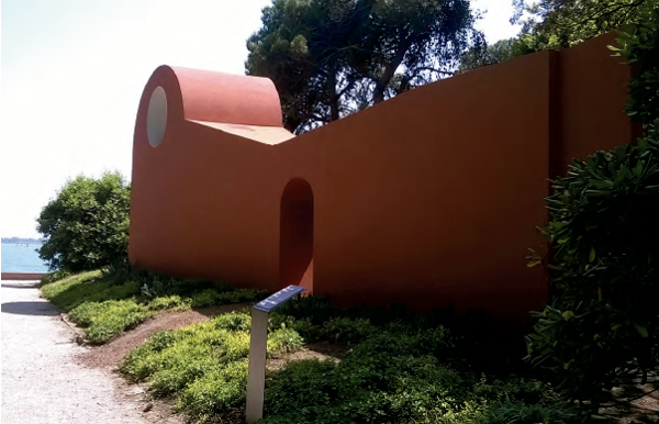 La capilla de Flores & Prats está compuesta por un muro, revestido en terrazo, con una pequeña abertura como puerta de entrada