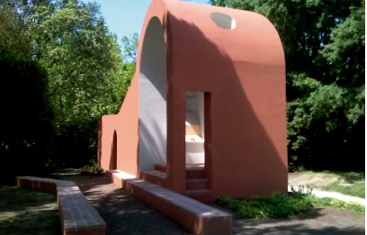 El muro que forma la capilla de Flores & Prats se curva para crear un pequeño nicho, que incorpora un atril, abierto hacia el bosque y la laguna