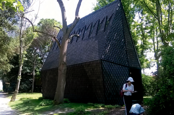 Capilla de Map Studio. La llamada undécima capilla está inspirada en las tradicionales construcciones escandinavas de madera.