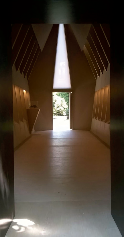 Interior de la undécima capilla de Map Studio. Alberga una exposición de los diseños originales de Gunnar Asplund.