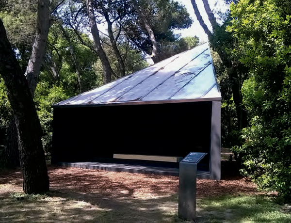 El porche de la capilla de Andrew Berman se convierte en un lugar de encuentro y de observación hacia el entorno.