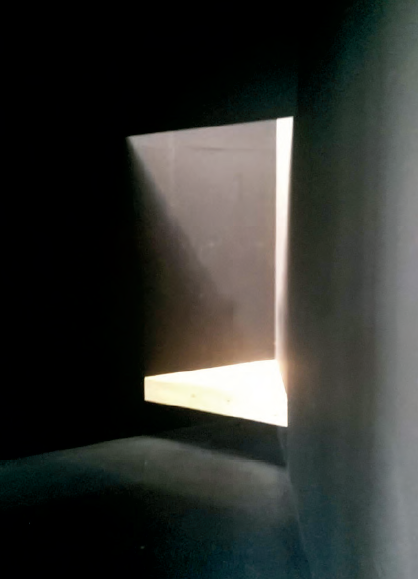 El interior de la capilla de Andrew Berman es un espacio para la introspección, con un altar de madera que apenas se ve en la penumbra