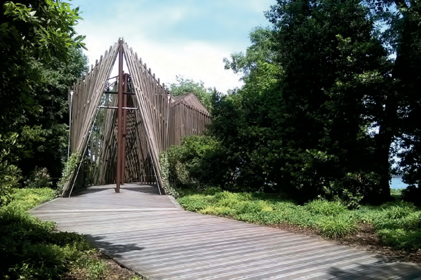 La capilla de Norma Foster cambia la dirección del camino. Se trata de una estructura de cables y puntales de acero que soportan una piel de madera.