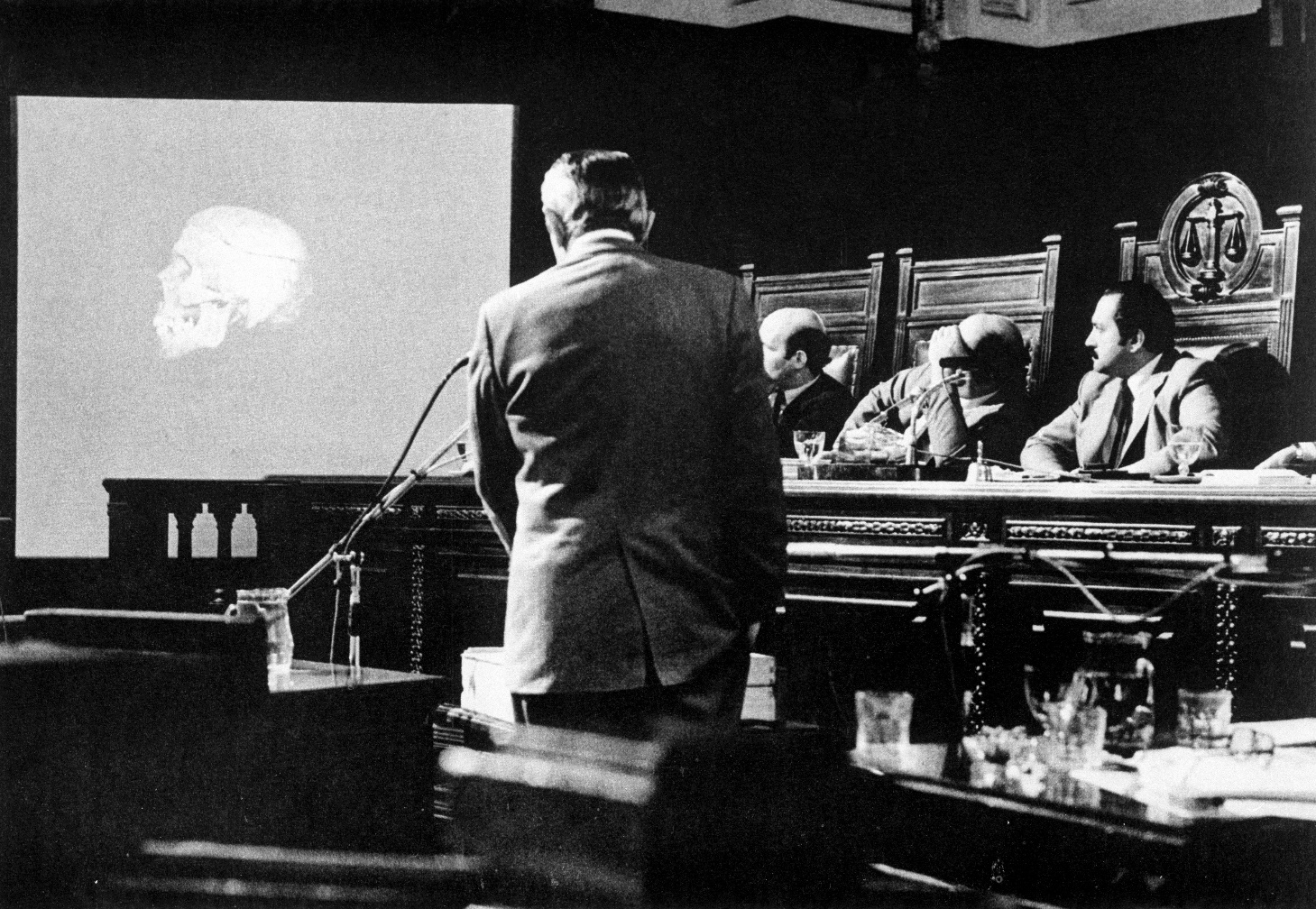 El antropólogo forense
norteamericano, Dr. Clyde Snow, declara durante los Juicios a los ex
comandantes de las Juntas Militares en abril de 1985