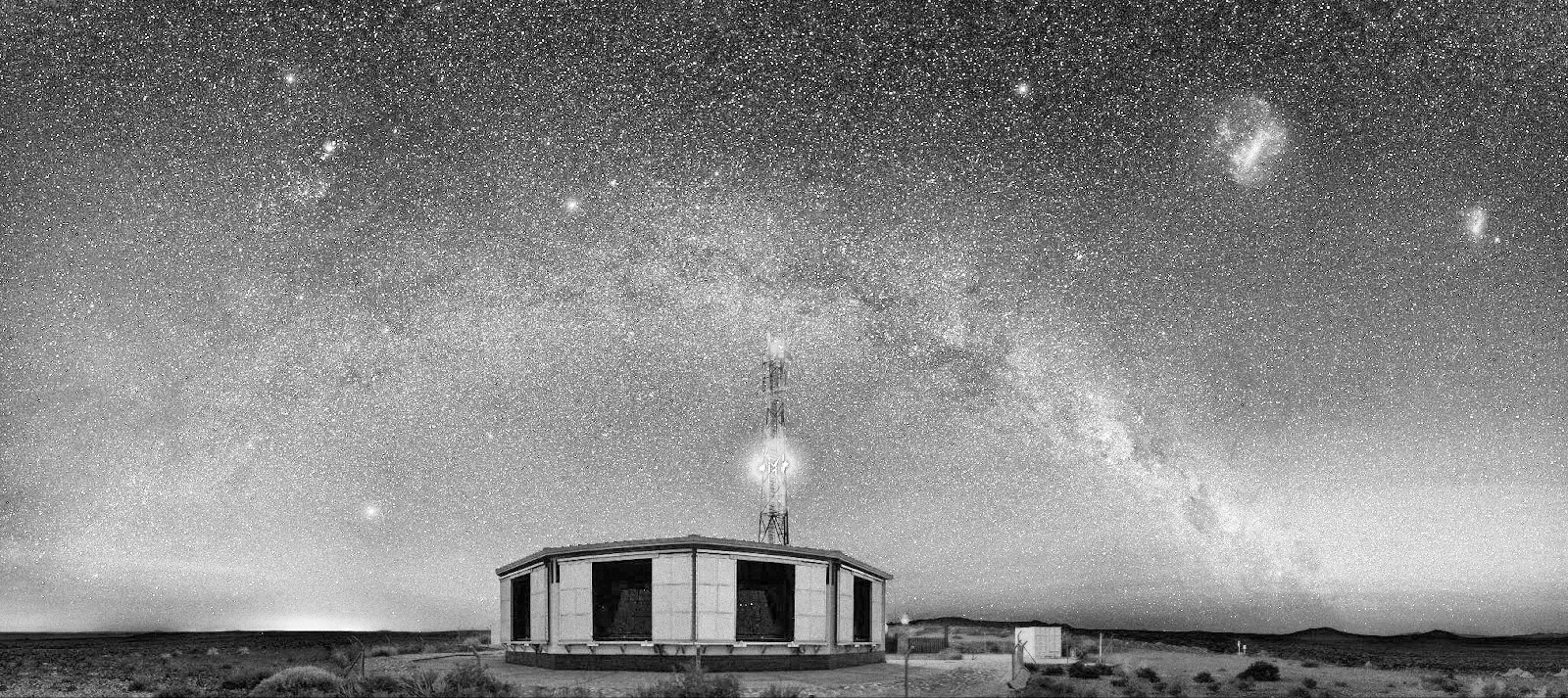 Vista
nocturna de uno de los edificios que alberga seis de los veintisiete detectores
de fluorescencia del Observatorio PA.