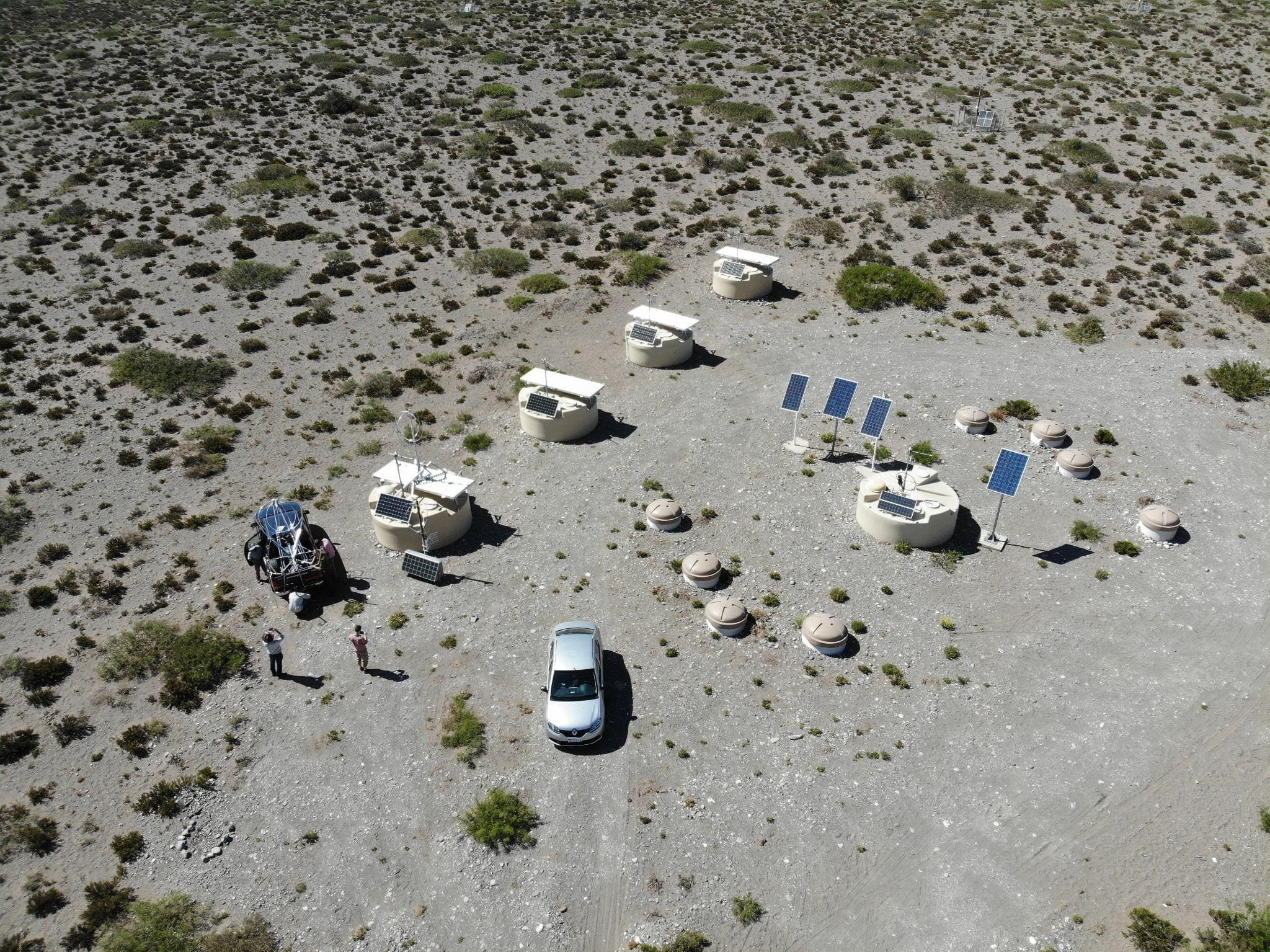 Vista aérea de una zona con detectores
de superficie y tubos de inspección para los centelladores del UMD
(instrumentación del proyecto de mejora del Observatorio), enterrados a 2,5
metros de profundidad. Nótese la recuperación de la flora local, lenta pero
evidente, un tema que es parte de la planificación para la instalación de
detectores del Observatorio. 