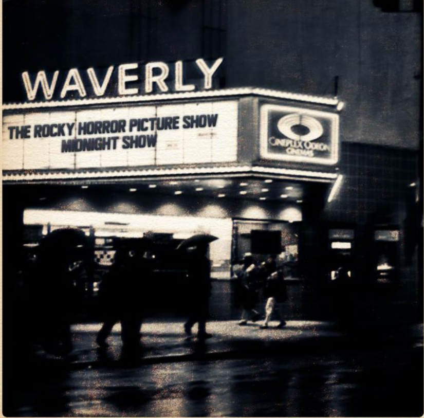 El Waverly Theater,
exhibiendo TRHPS en la función de trasnoche. 