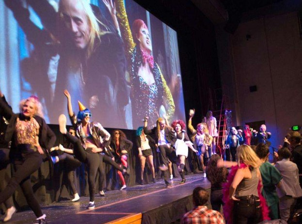 Performance de la audiencia durante la exhibición de la película. 
