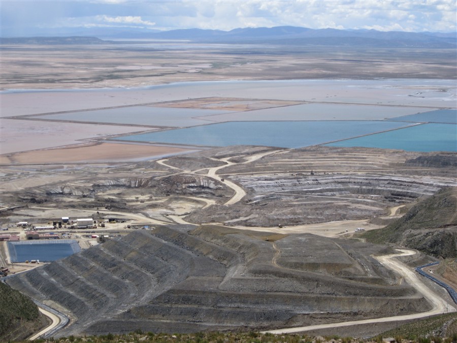 Paisaje minero en las cercanías de la ciudad de Oruro,
mina Kori Chaca. La contaminación extractiva como parte del paisaje.