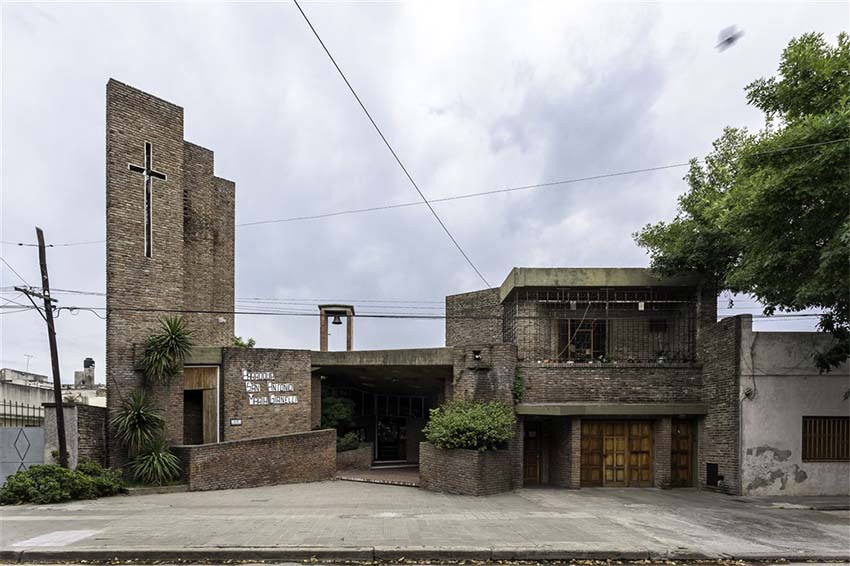 Fachada desde calle Esmeralda.