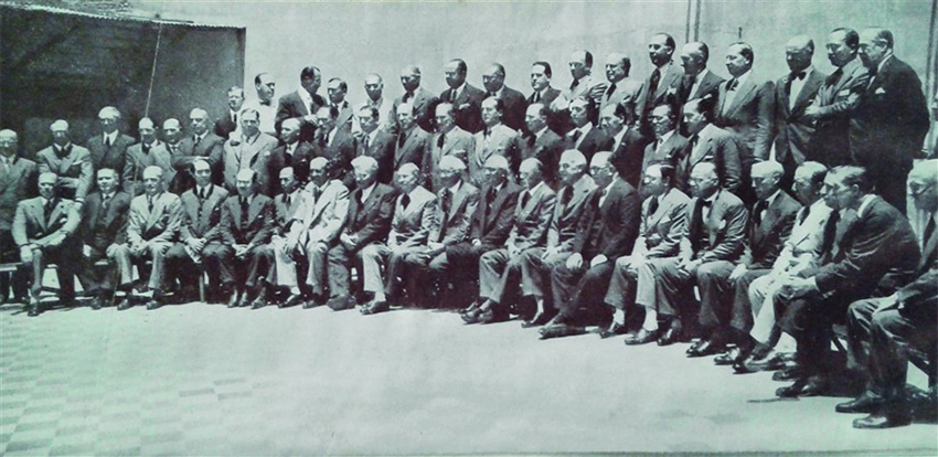 Reuni&oacute;n de exalumnos del Instituto Nacional,
con motivo de los cincuenta a&ntilde;os de Pizzurno con la educaci&oacute;n. 3 de diciembre
de 1932. Cangallo 1728 (Comisi&oacute;n Homenaje, 1942). En el centro, Romero Brest y Pizzurno.