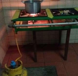 Figura 5: Cocina encendida usando gas licuado de petróleo.