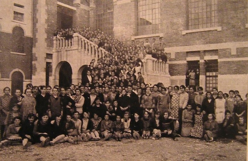 Grupo de operarias en la fachada de la Hilandería