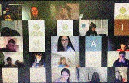 Clases sincrónicas con plataforma Zoom. Foto pixelada