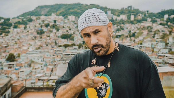 José Júnior, fundador do Afroreggae,
em parceria com a Google desenvolveu o projeto “Beyond The Map”, que permite
conhecer as várias culturas presentes na periferia do Rio de Janeiro