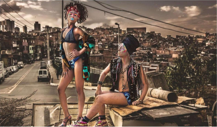 Projeto “Periferia Inventando Moda”
usa a produção de moda para ressignificar o sentido do ser jovem morador das
periferias de São Paulo a partir das convenções da alta-costura europeia