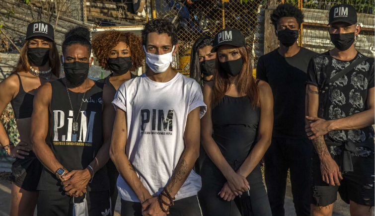 O Projeto
“Periferia Inventando Moda” tem trabalhado na comunidade de Paraisópolis para
contribuir com o combate a pandemia de coronavírus