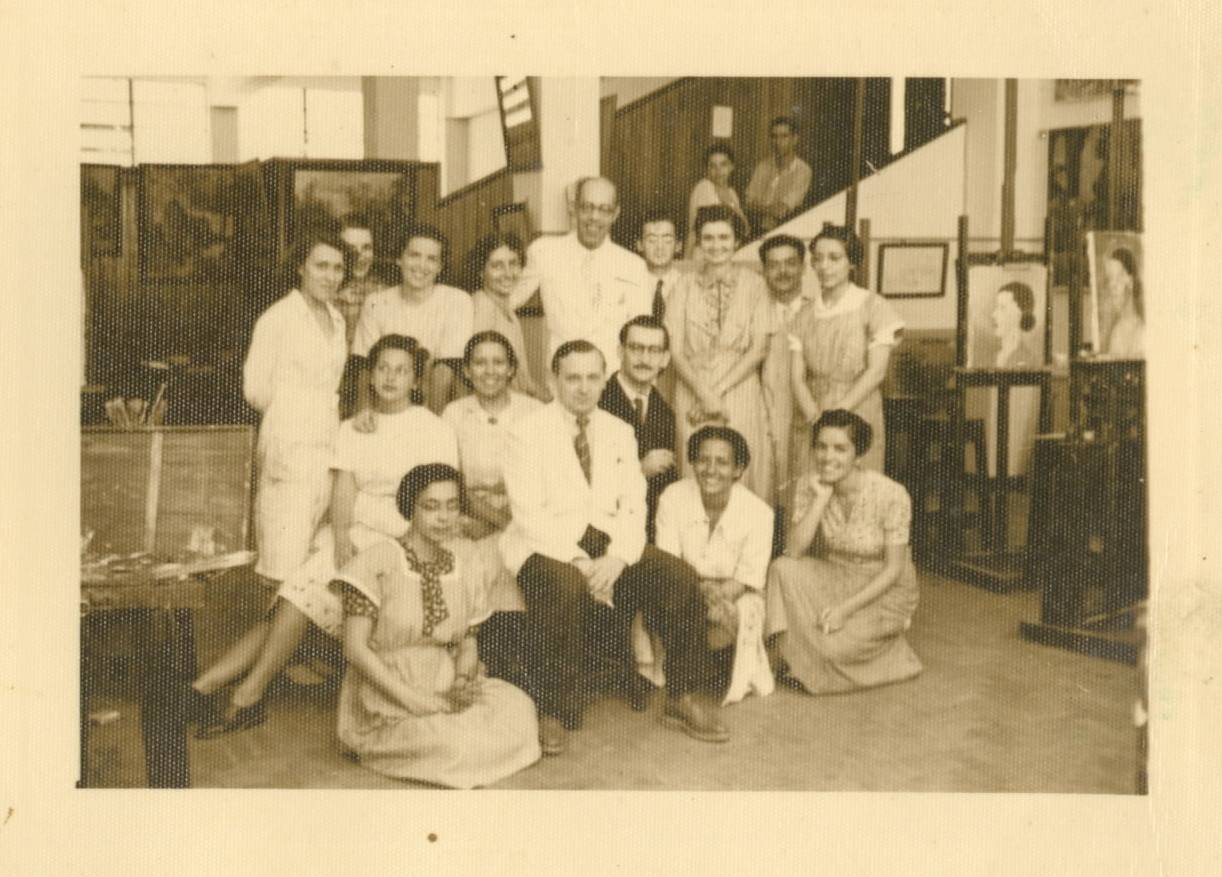 Grupo de alunos e colegas de Portinari, na Universidade do
Distrito Federal, 1938. Entre eles: Mário de Andrade, Roberto Burle Marx, Héris
Guimarães e Ignez Correa da Costa.