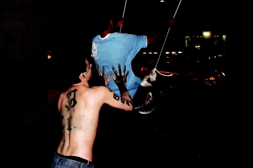 Figura 1 –
Autor e um jovem integrante da ação. Escola Estadual Professor Renato Braga,
São Paulo/SP, 2013.