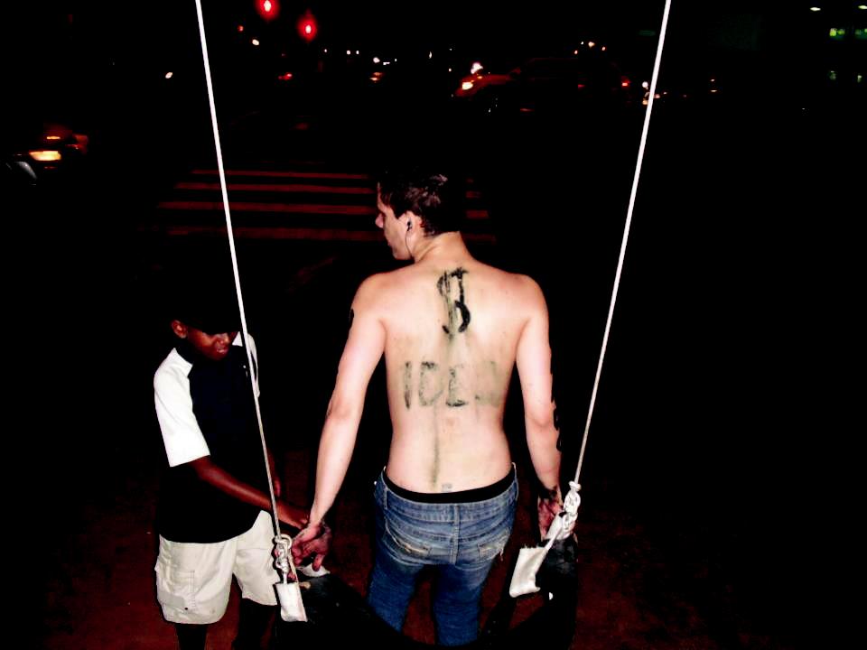 Figura 2 –
Autor e um jovem integrante da ação. Performance do Balanço. Gênese da ação.
Escola Estadual Professor Renato Braga, São Paulo/SP, 2013.