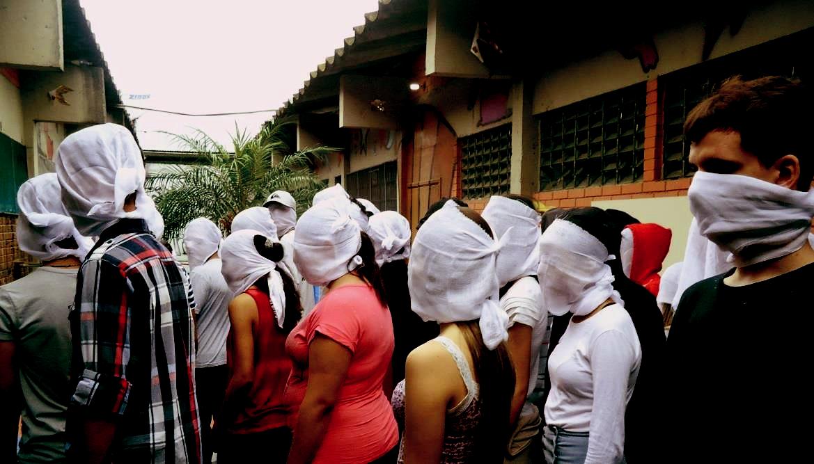 Figura 3 – Ato
performativo com a máscara neutra. Escola Estadual Professor Renato Braga, São
Paulo/SP, 2014.