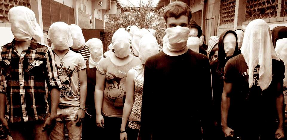 Figura 4 – Ato performativo com a máscara
neutra. Indisciplinados. São Paulo/SP, 2014.