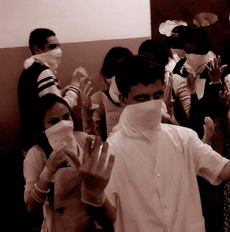 Figura 5 – Ato performativo com a máscara
neutra. Indisciplinados. São Paulo/SP, 2014.