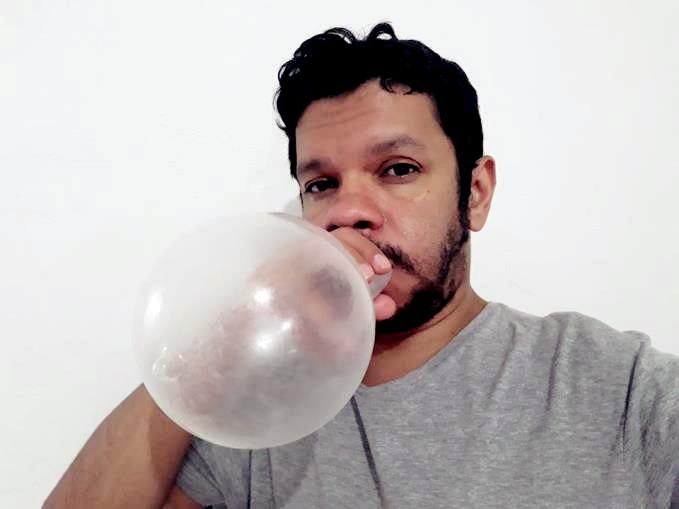 Figura 6 – Uilson Carlos, professor de História,
participante das performances com preservativos.