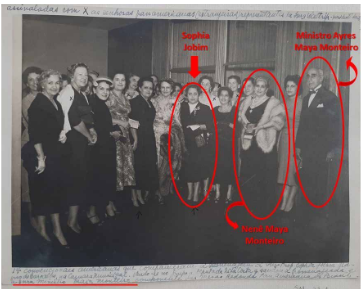 Sophia Jobim, entre amigas, sendo homenageada pela Câmara do RJ, em 1955