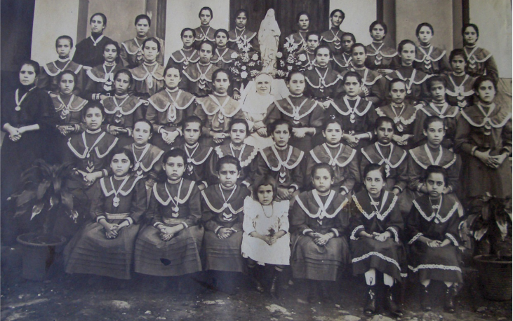 Alunas do ensino elementar e/ou médio (de 7 a 11 anos), 1909.