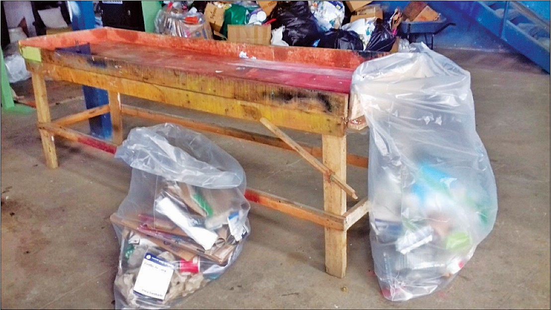  Mesa usada para la clasificaci&oacute;n manual de residuos.