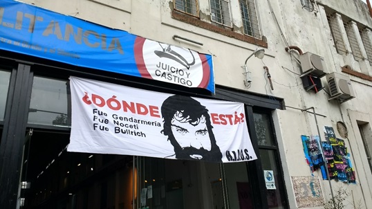 Figura 11. Bandera de  H.I.J.O.S. colgada en el marco del Seminario Internacional Pol&iacute;ticas de la  Memoria. 30 de septiembre de 2017.