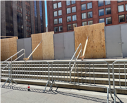 Figura 3. Puesto de control en NYU, en la Plaza Gould.