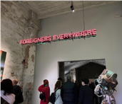 Figura 4. Claire Fontaine, Extranjeros en todas partes, 2024