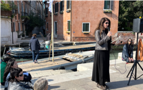 Figura 7. El Barco de la Libertad anclado en Venecia, con una lectura de poes&iacute;a en desarrollo.