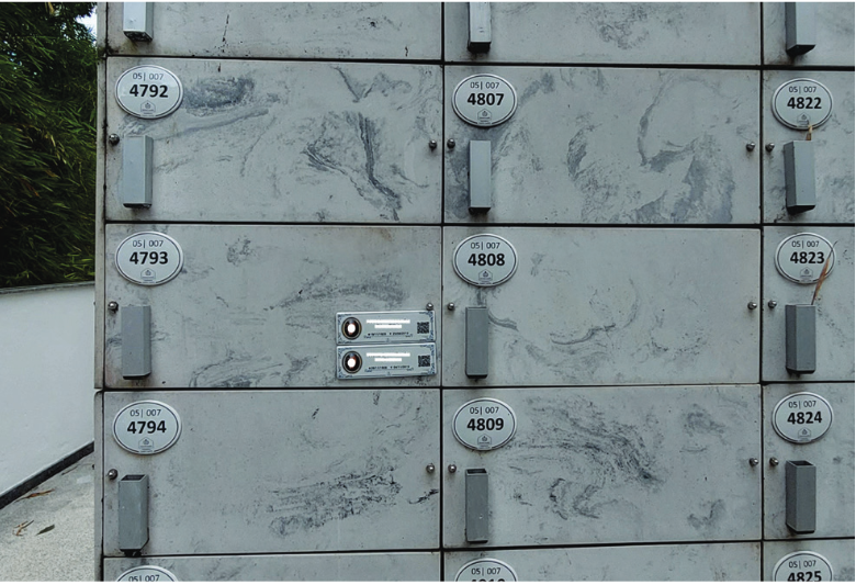 Gavetas del sector nuevo con sepulturas para urnas post-cremaci&oacute;n en el cementerio Campo Santo, de la ciudad de Salvador, Bah&iacute;a. El c&oacute;digo QR est&aacute; directamente integrado en la placa. Fotograf&iacute;as de la autora.