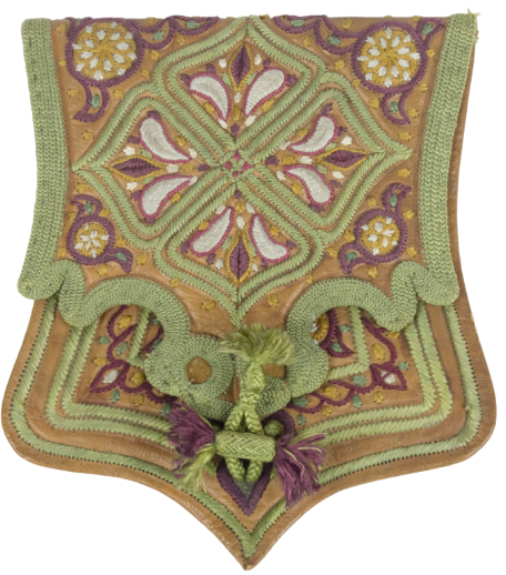 Cartera para montura. Norte de Marruecos, primera mitad del siglo XX. Cuero bordado con seda e hilo met&aacute;lico. Museo Nacional de Antropolog&iacute;a (Madrid). Inventario: CE3383. Fotograf&iacute;a: Arantxa Boyero Lir&oacute;n.