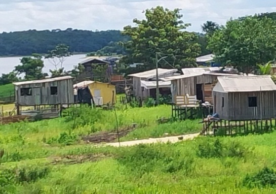 Moradias
&agrave;s margens do rio Miriti, com tubula&ccedil;&otilde;es de esgoto