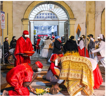 Comunicação da comunidade religiosa com a divindade para entrar no território
simbólico religioso