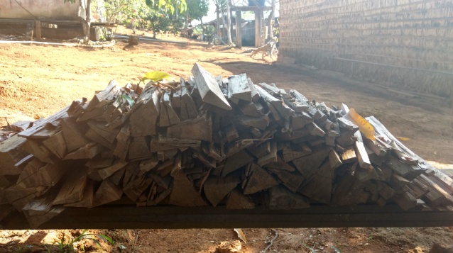 Lenha para produ&ccedil;&atilde;o de
espetos na comunidade Tiririca