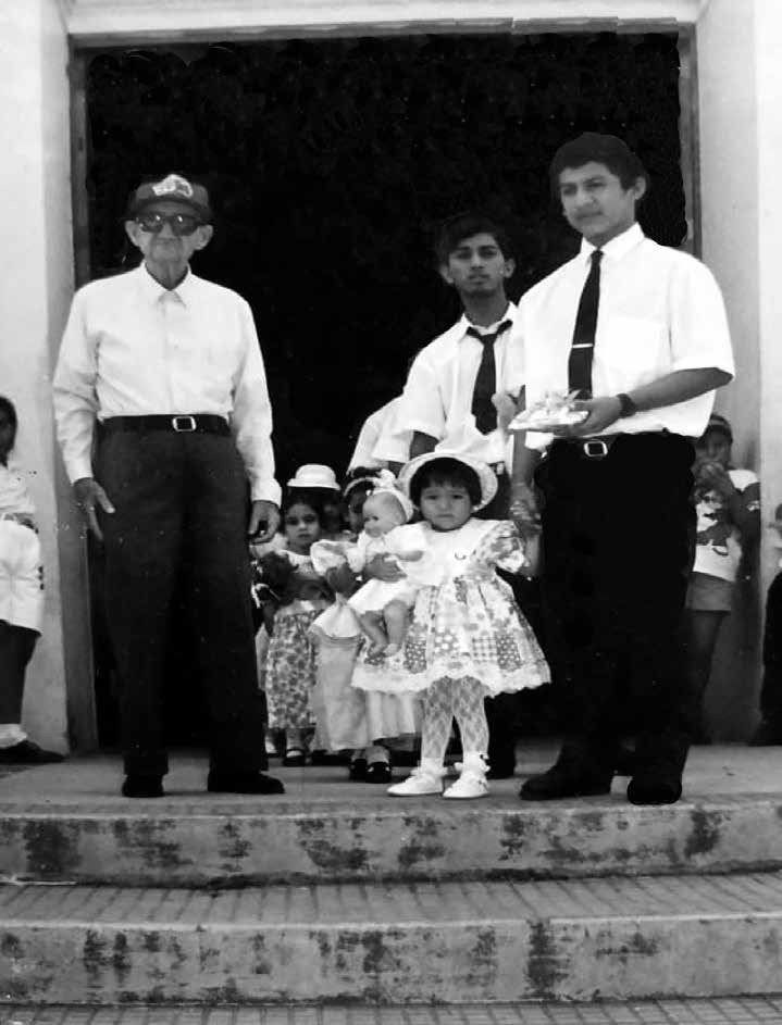 El padre Marino con unos de
sus feligreses.