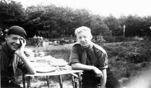 A la derecha, el joven Marinus Braspenning a la edad
de 15 años vestido de boy scout.