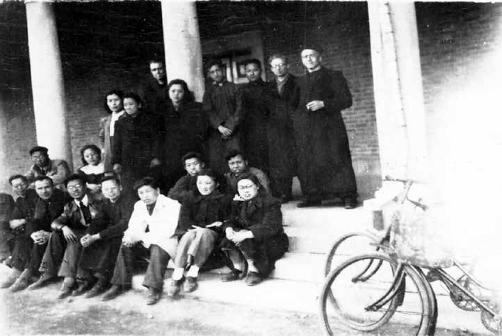 China, periodo 1946-1951.
En Tianjin, en el norte de China, parado en la parte trasera, el segundo de
derecha a izquierda.