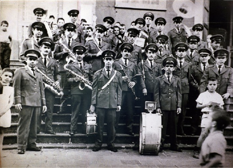 Banda municipal en las gradas de la iglesia católica Nuestra Señora de
Las Mercedes, Grecia (1961)