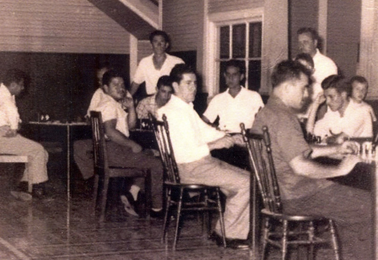  Caballeros griegos jugando ajedrez en el local del Centro de Amigos,
Grecia, aproximadamente 1950-1960